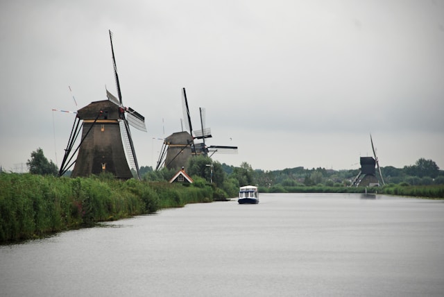 Nederlandse windmolen bij zonsondergang