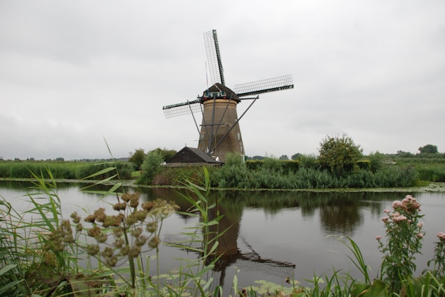 Nederlandse windmolen op het platteland